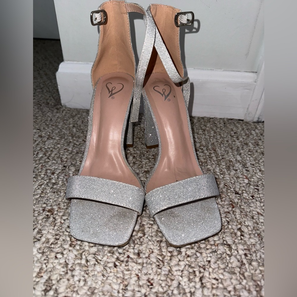 Gorgeous silver sparkly size 8 shoe
